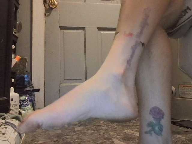 Pizzedwife live cam on BongaCams