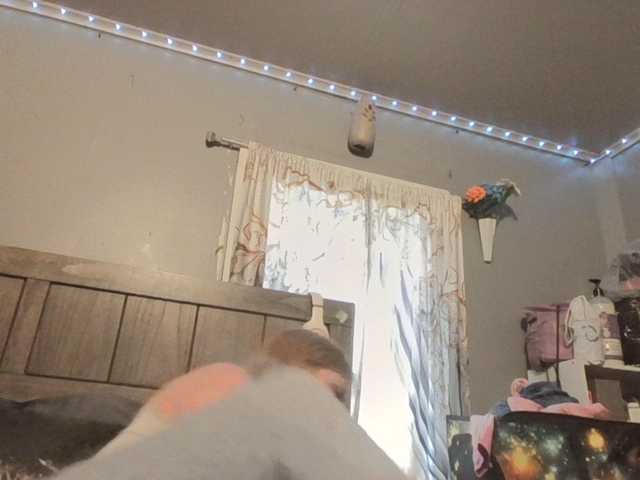 Pizzedwife live cam on BongaCams