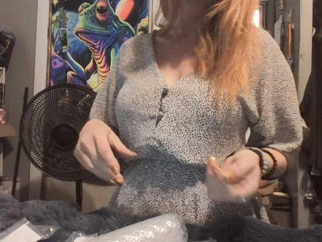 Pizzedwife live cam on BongaCams