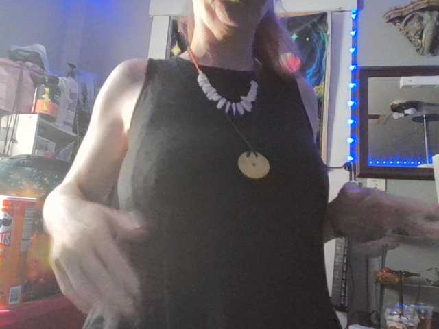 Pizzedwife live cam on BongaCams