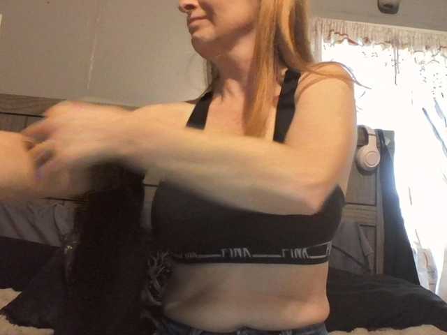 Pizzedwife live cam on BongaCams