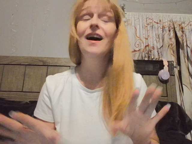Pizzedwife live cam on BongaCams