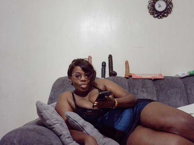 le modèle africangoddess est en webcam porno dans un show sur le site bongacams, il possède les tags suivants: Ebony,Brunette,Trimmed