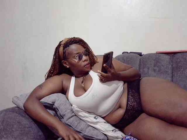 该模特正在直播。 africangoddess