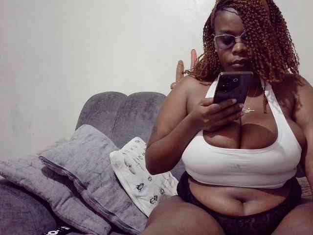 Este modelo está ao vivo agora. africangoddess