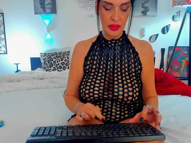 shanon4u live cam on BongaCams