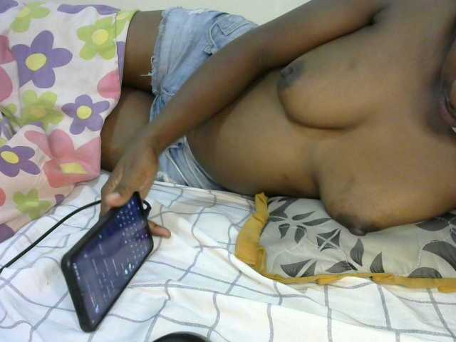Prettyebony3 live cam on BongaCams