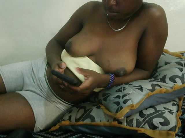 Prettyebony3 live cam on BongaCams