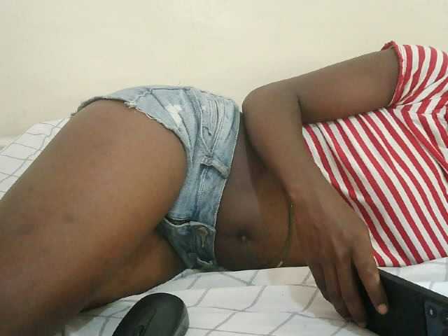 Prettyebony3 live cam on BongaCams