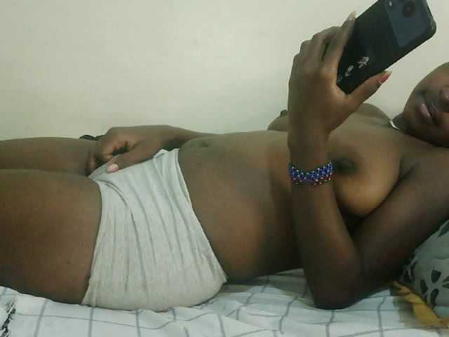 Prettyebony3 live cam on BongaCams