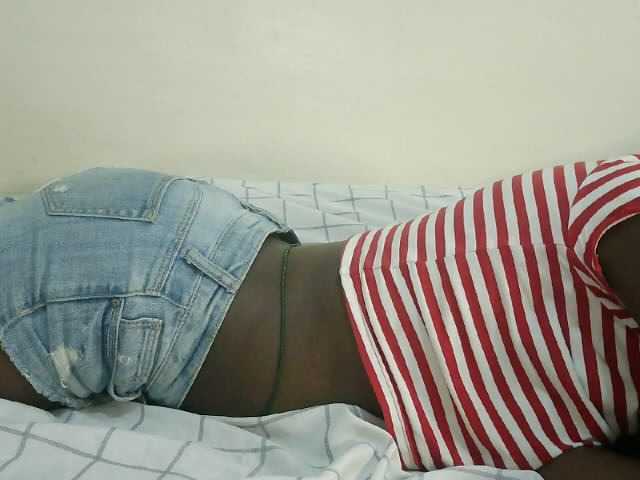 Prettyebony3 live cam on BongaCams