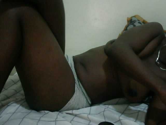 Prettyebony3 live cam on BongaCams