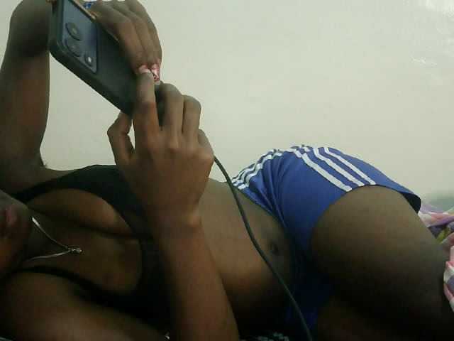 Prettyebony3 live cam on BongaCams