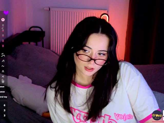 kissy3missy live cam on BongaCams