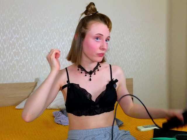 Adelina-Cowell's BongaCams show and profile