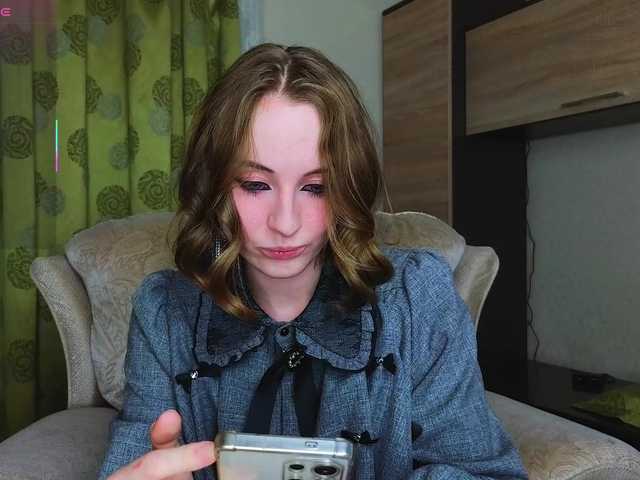 Adelina-Cowell live webcam show