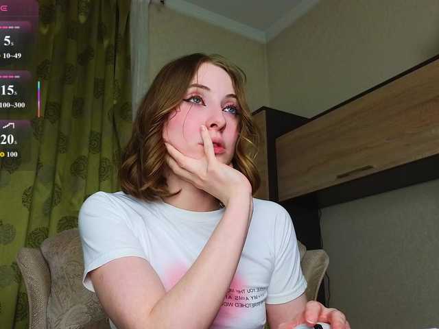 Adelina-Cowell live webcam show