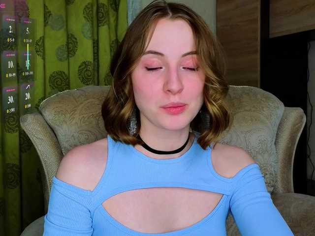 Adelina-Cowell live webcam show