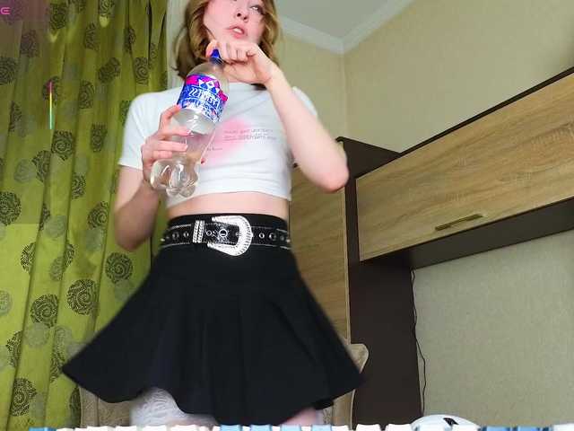 Adelina-Cowell live webcam show