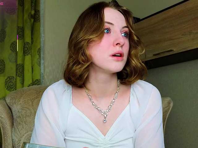 Adelina-Cowell live webcam show