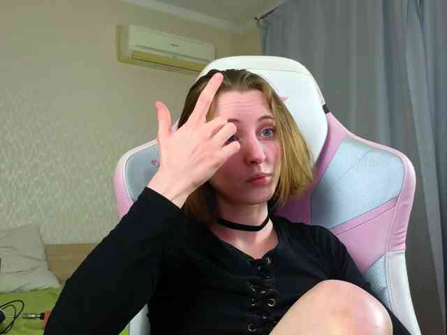 Adelina-Cowell webcam