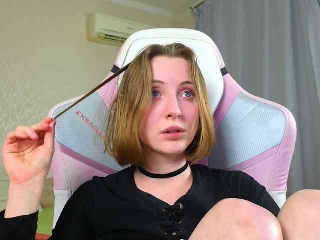 Adelina-Cowell webcam