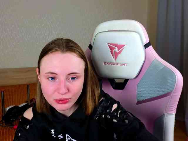 Adelina-Cowell webcam