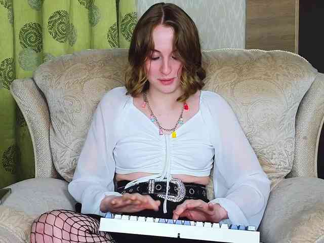 Adelina-Cowell webcam