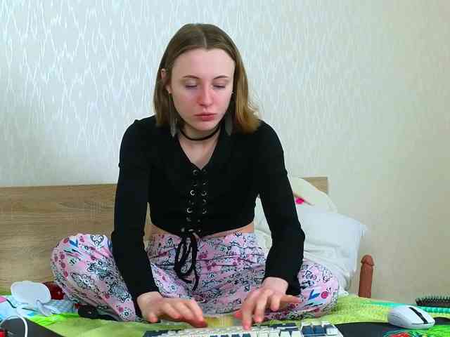 Adelina-Cowell webcam