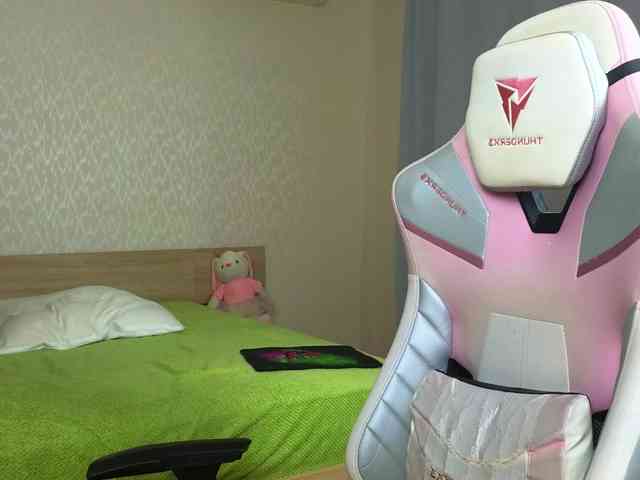 Adelina-Cowell webcam