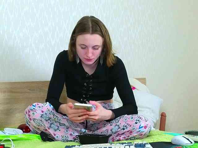 Adelina-Cowell webcam