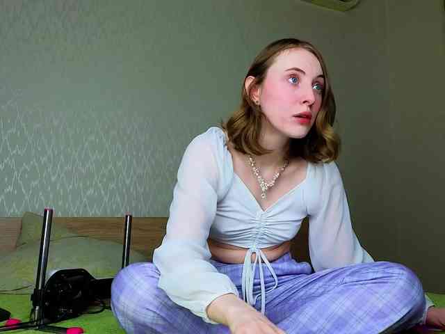 Adelina-Cowell Live Webcam on BongaCams