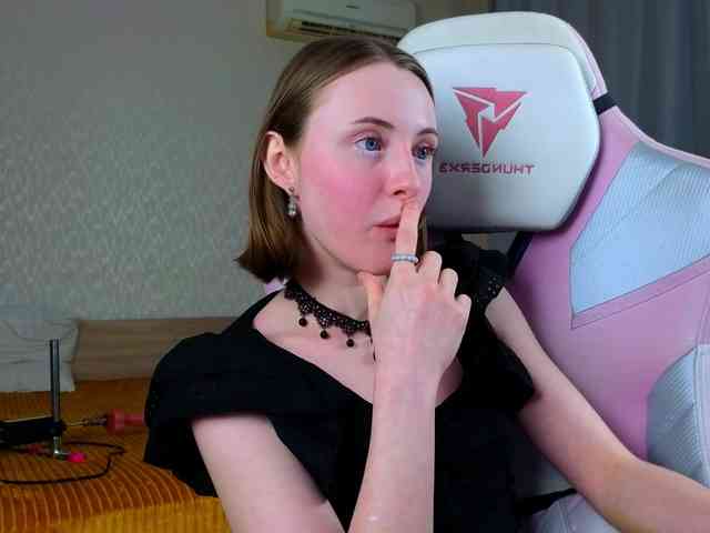 Adelina-Cowell webcam