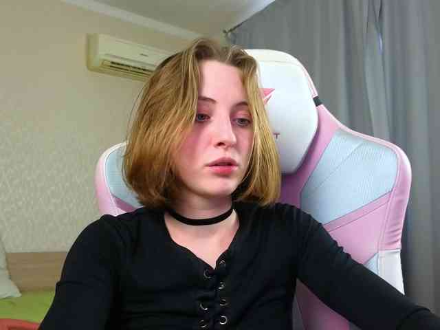 Adelina-Cowell webcam