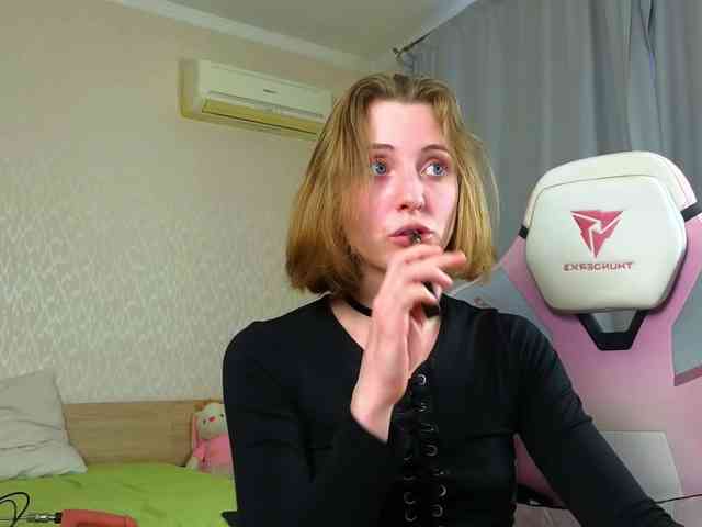 Adelina-Cowell webcam