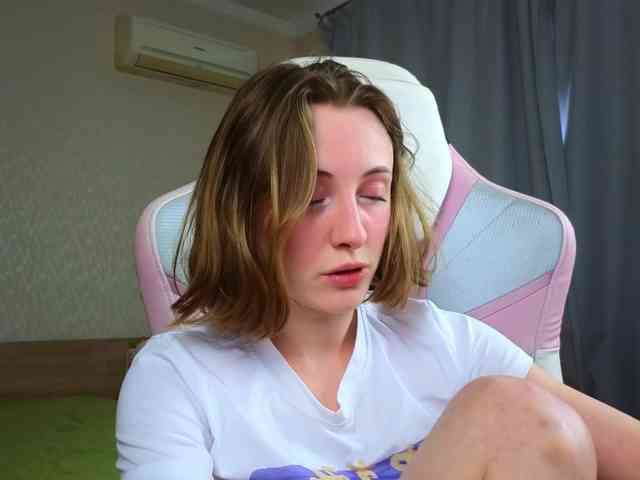 Adelina-Cowell webcam