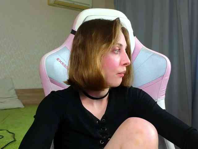 Adelina-Cowell webcam