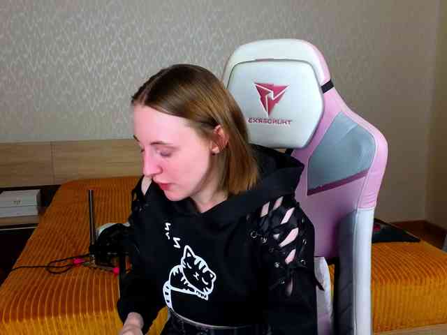 Adelina-Cowell webcam