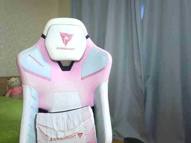 Adelina-Cowell webcam