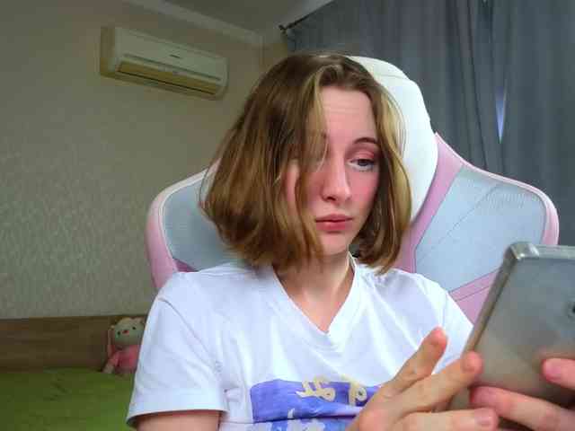 Adelina-Cowell webcam