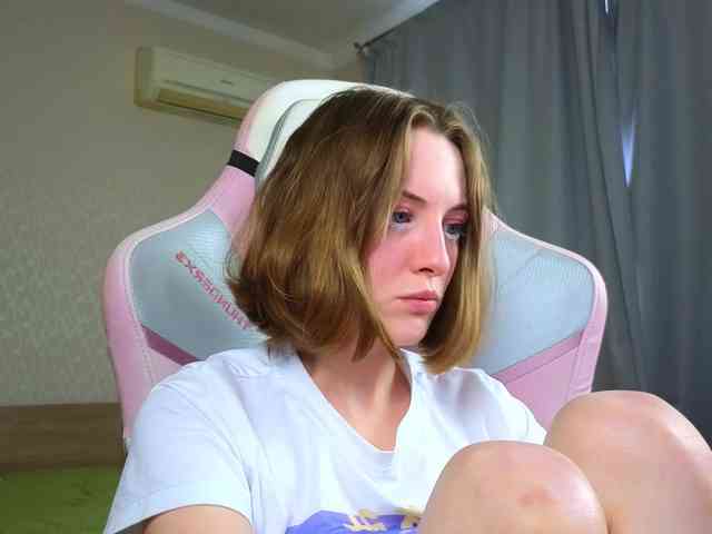 Adelina-Cowell webcam