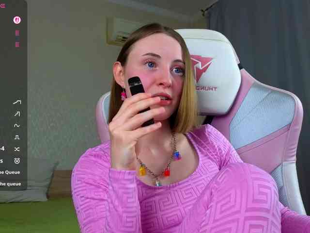 Adelina-Cowell webcam