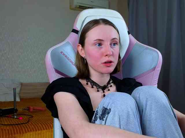 Adelina-Cowell webcam