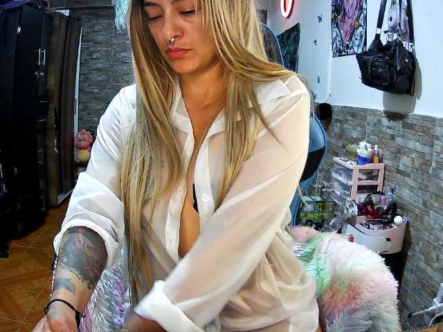 AngelaQueen live cam on BongaCams
