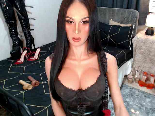 HugeCockBella
