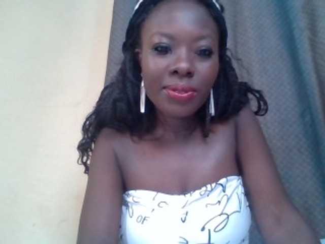 le modèle Sunshine102 est en webcam porno dans un show sur le site bongacams, il possède les tags suivants: Ebony,Brunette,Trimmed