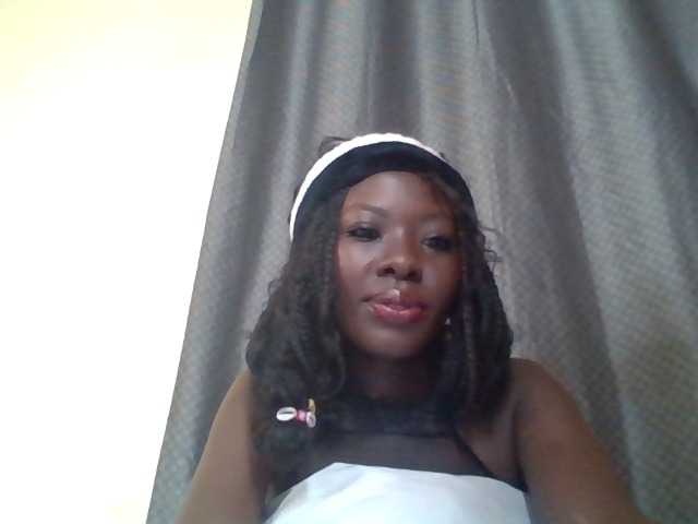 le modèle Sunshine102 est en webcam porno dans un show sur le site bongacams, il possède les tags suivants: Ebony,Brunette,Trimmed