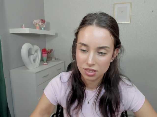 le modèle adeleLive est en webcam porno dans un show sur le site bongacams, il possède les tags suivants: White/Caucasian,Brunette,Shaved