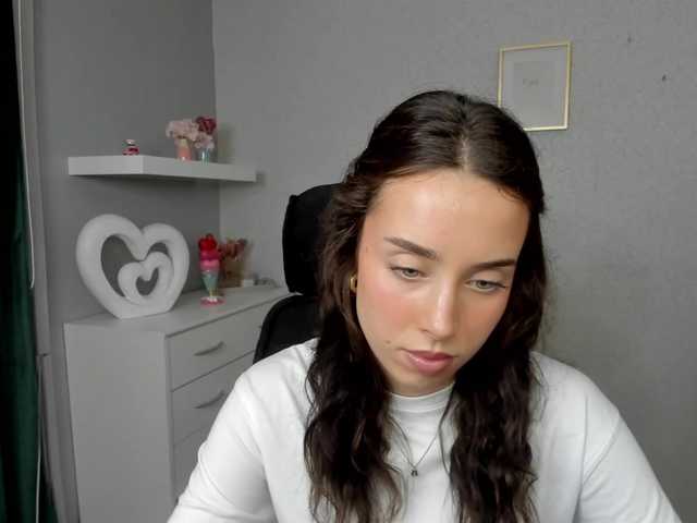 le modèle adeleLive est en webcam porno dans un show sur le site bongacams, il possède les tags suivants: White/Caucasian,Brunette,Shaved