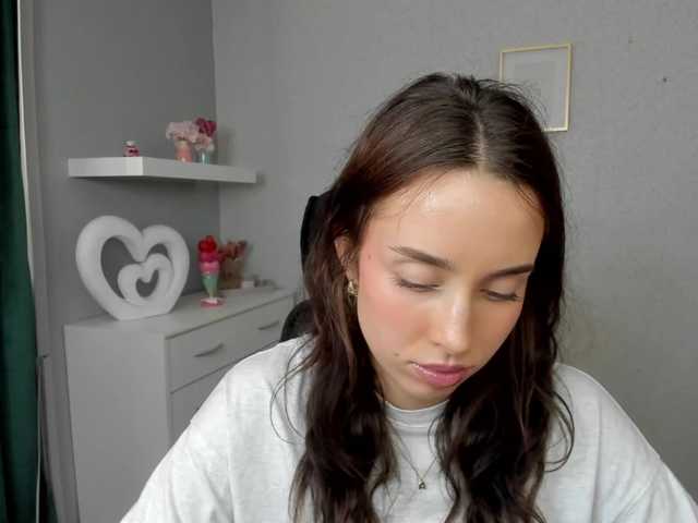le modèle adeleLive est en webcam porno dans un show sur le site bongacams, il possède les tags suivants: White/Caucasian,Brunette,Shaved